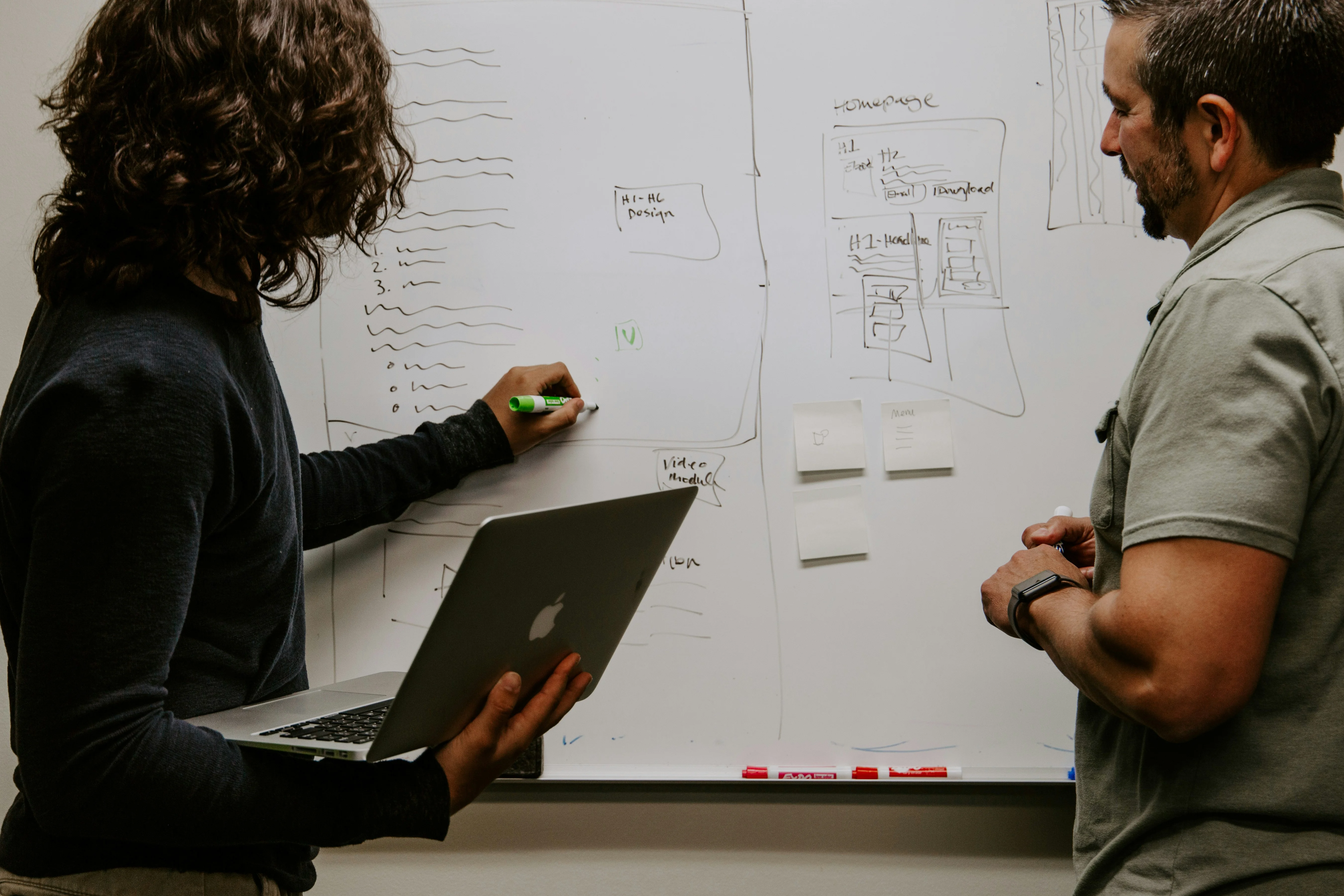 Profissionais analisando processos e construindo soluções em conjunto